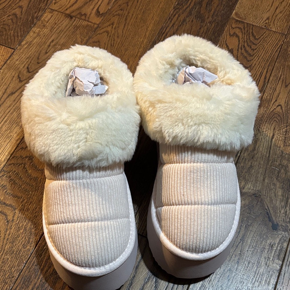Cozy Cream Fur-Lined Women's Slippers